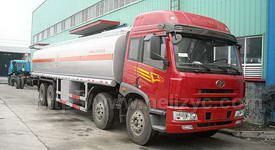 解放前四后八化工液體運輸車(chē)圖片